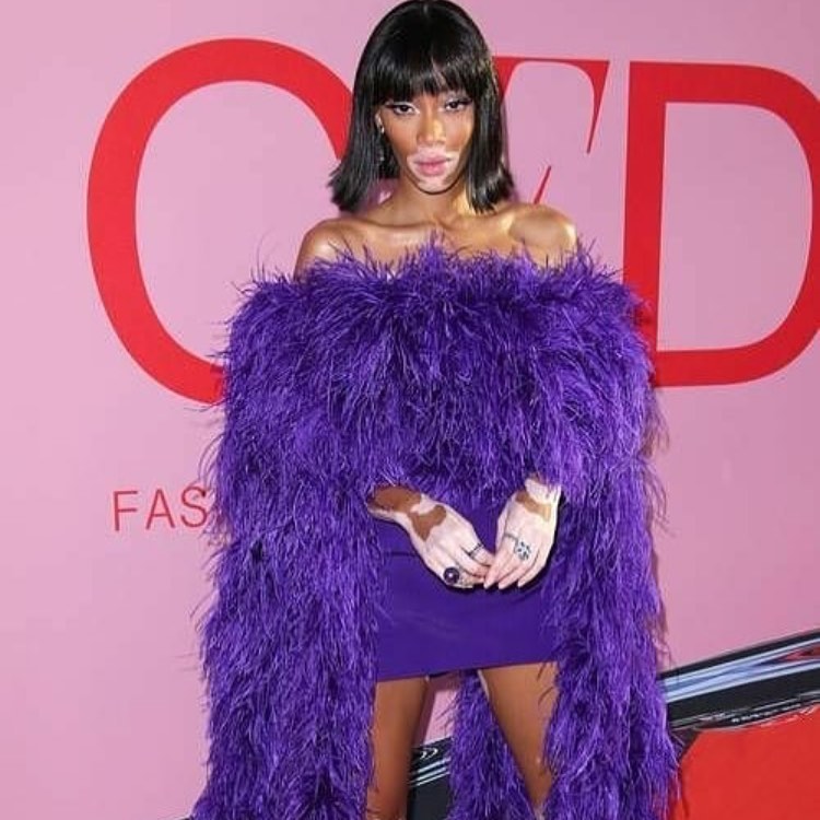 В пурпурній сукні з пір'ям і перуці: Вінні Харлоу захопила яскравим образом і стрункими ногами